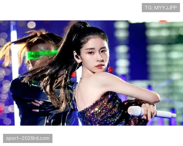 何冰娇私下穿得像隔壁小姐姐，转头又像能包下一栋楼，这差距我笑不出来