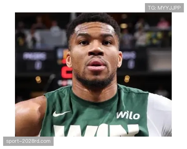 扬尼斯·阿德托昆博又发度假照，泳池边那块表怕是能买我半套房