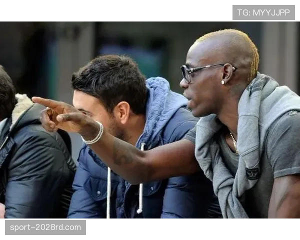 巴洛特利又在更衣室放烟花了？这哥们到底拿了多少年薪敢这么玩