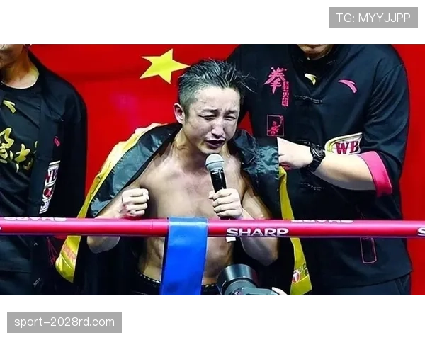 邹市明看上去真像隔壁老王？拳台上狠角色，下了场连鸡毛都拂不开了！